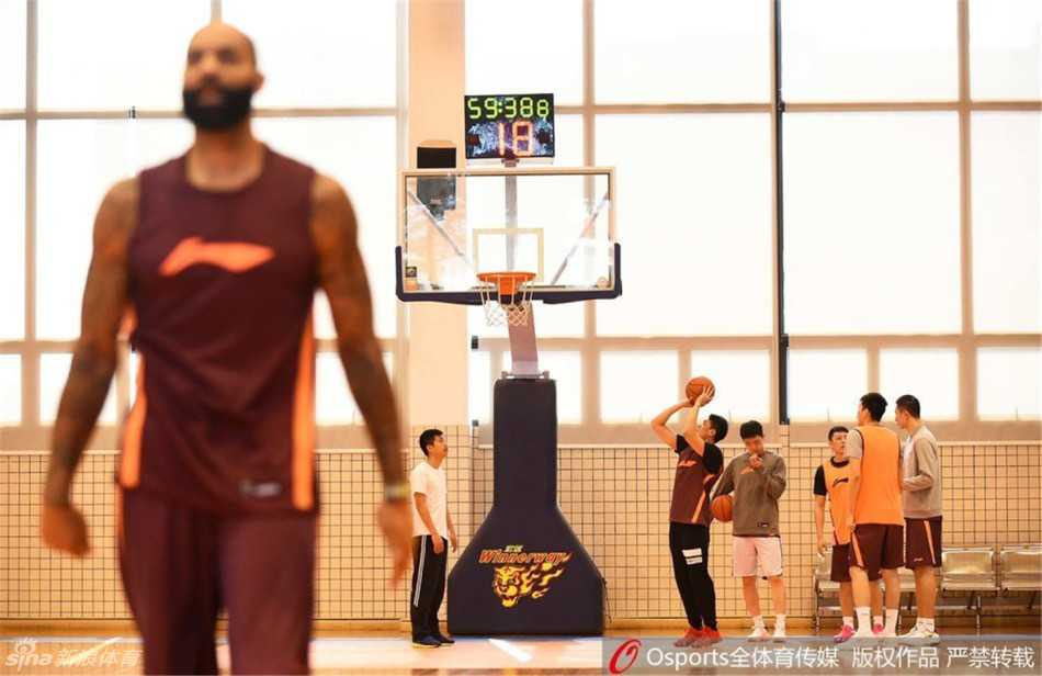 粤疆争霸前夜:华南虎的无声誓言 赵睿持球突破后急停跳投,动作一气呵成,年轻的脸上写满倔强与渴望,他准备将训练中的手感带到赛场上。