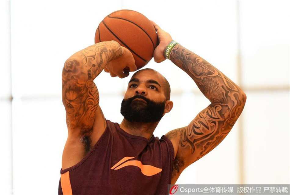 粤疆争霸前夜:华南虎的无声誓言 外援斯隆在三分线外干拔跳投,动作舒展流畅,训练结束后他主动加练,作为球队主控,他需要用更强势的表现带领球队前行。