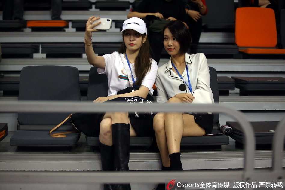 粤疆大战场边的那一抹温柔亮色 一位戴着时尚眼镜的美女球迷神情专注,双手轻轻托腮,在激烈的比赛间隙流露出别样的恬静与柔美。