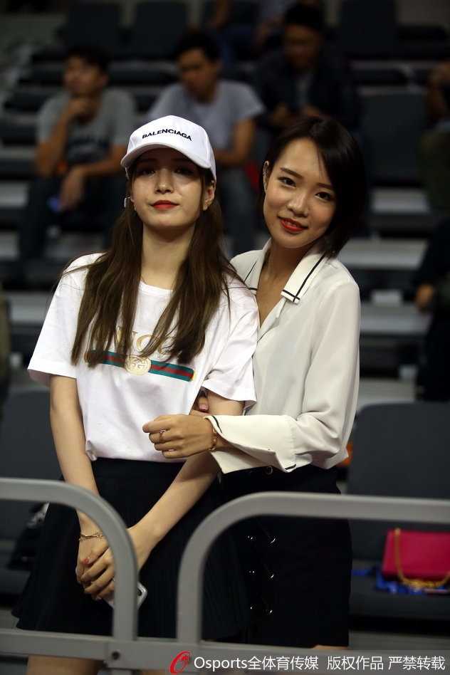 粤疆大战场边的那一抹温柔亮色 一位长发披肩的女球迷侧身望向场内,嘴角带着若有若无的笑意,精致的侧颜在球场灯光下格外引人注目。