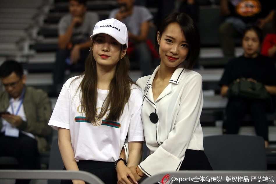 粤疆大战场边的那一抹温柔亮色 一位身穿浅色外套的女球迷,在人群中安静地注视着球场,眼神清澈,成为激烈赛事旁一道温婉的风景线。