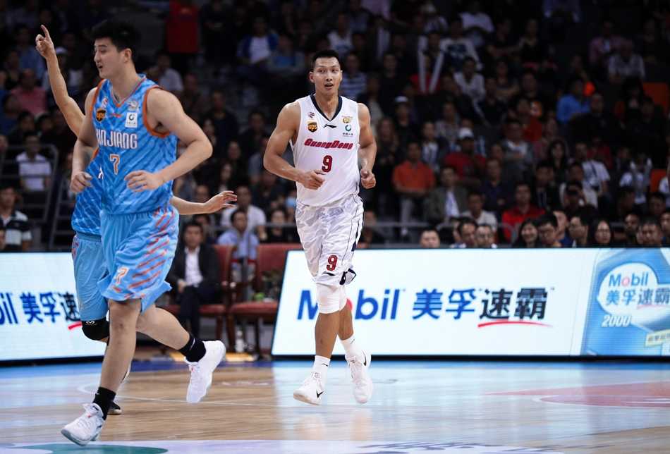 粤疆大战巅峰对决 易建联率广东擒新疆豪取五连胜 周鹏在新疆队的内线拼抢中高高跃起,用指尖将篮板球点进篮筐,这次关键的二次进攻帮助广东队在末节稳住了阵脚。