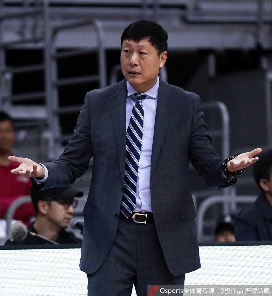 粤疆大战巅峰对决 易建联率广东擒新疆豪取五连胜 赵睿在终场哨响的瞬间奋力跳起,将亚当斯的绝杀投篮扇飞,完成致命封盖的他落地后怒吼庆祝,这一刻他成为了球队的英雄。