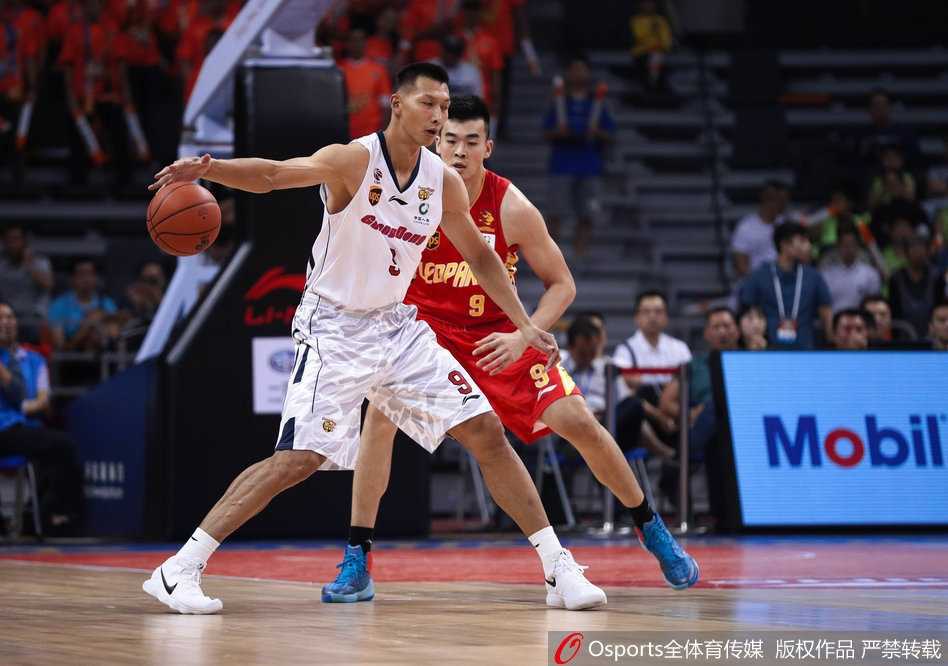 粤篮德比烽火再燃,易建联领衔主场大胜,朱芳雨球衣荣耀退役 赵睿如一道黑色闪电般撕破深圳队的防线,他高高跃起,眼神坚定,以一记势大力沉的双手灌篮终结进攻,瞬间点燃了主场观众的澎湃热情。