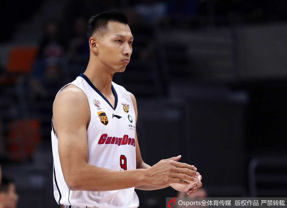 粤篮德比烽火再燃,易建联领衔主场大胜,朱芳雨球衣荣耀退役 在庄重的氛围中,朱芳雨的8号球衣在东莞篮球中心缓缓升起,全场目光聚焦,见证这一荣耀时刻,他的眼神中满是对这片赛场的眷恋与无悔。