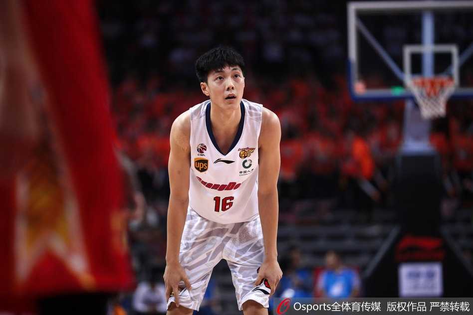 粤篮德比烽火再燃,易建联领衔主场大胜,朱芳雨球衣荣耀退役 面对李慕豪的遮天长臂,易建联选择用他最擅长的中距离跳投作为回应,篮球在空中划出一道优雅的弧线,精准地穿过篮网,留下一声清脆的刷网声。
