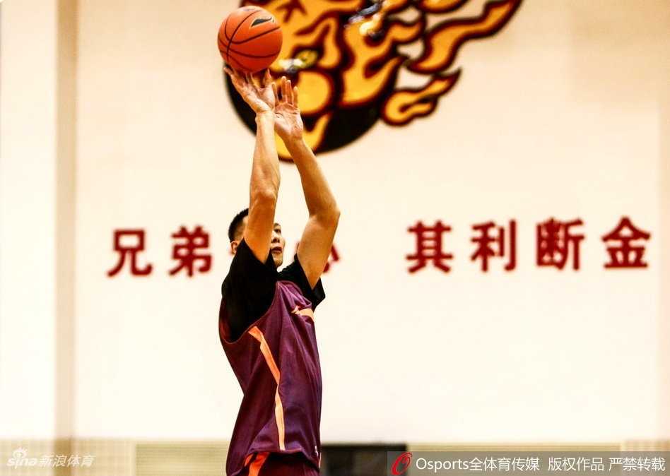 主教练尤纳斯双手抱胸，神情严峻地注视着场内。他身前的球员们正在积极拼抢，空气中仿佛都能嗅到战术板上传递出的紧张与焦灼。