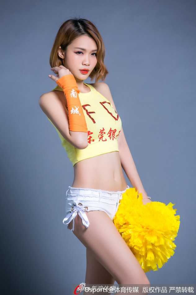 从高空俯瞰，宝贝们在宏远队徽前摆出充满力量的造型，象征着她们与球队同心协力，共同迎接新赛季的每一个挑战。