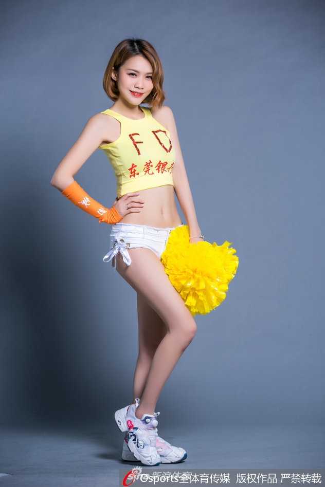 全景视角下，篮球宝贝们排成整齐的队列，在宏远队徽的映衬下挥舞花球，青春的热浪席卷整个看台，连空气都在跳动。