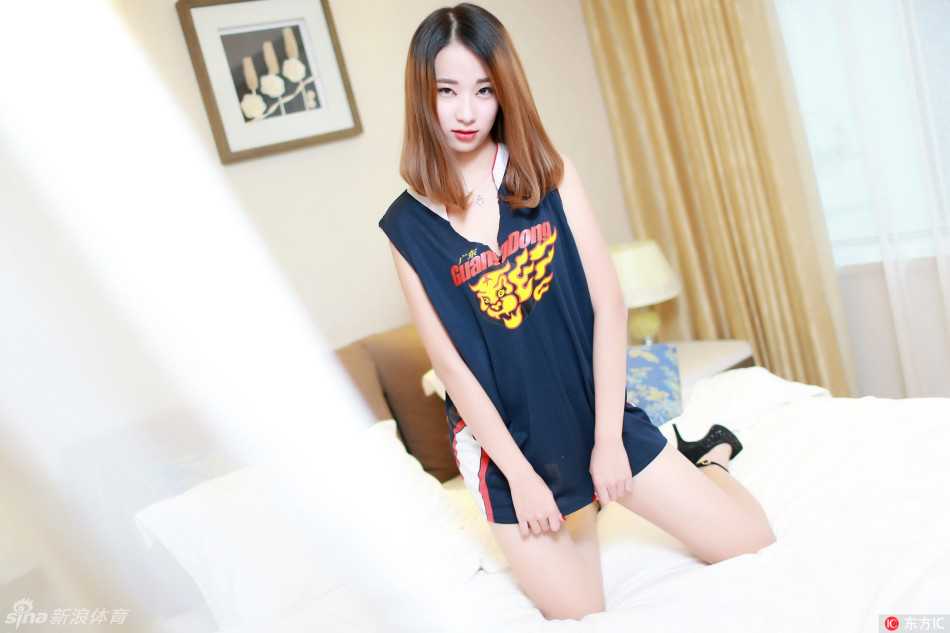 粤色绽放:宏远篮球宝贝的力与美,赛场边的热血诗篇 镜头下,宏远篮球宝贝身着紧身韵律装,修长美腿勾勒出力量与柔美的完美曲线,仿佛赛场上一道跃动的闪电。