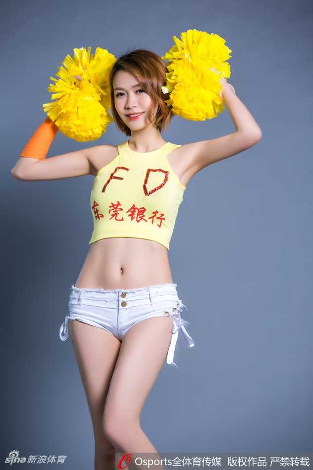 粤色绽放:篮球宝贝舞动青春风暴,助威广东男篮新赛季首战 伴随着劲爆的电子音乐,全体篮球宝贝摆出整齐划一的ending pose。她们高举手臂,脸上洋溢着极具感染力的笑容,仿佛在用身体语言宣告:广东,准备好了!