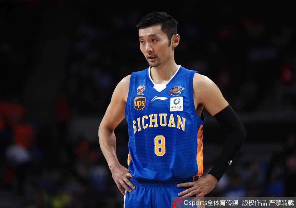 广东队众将赛后围在一起庆祝这场来之不易的四连胜，逆境重生让他们更加团结