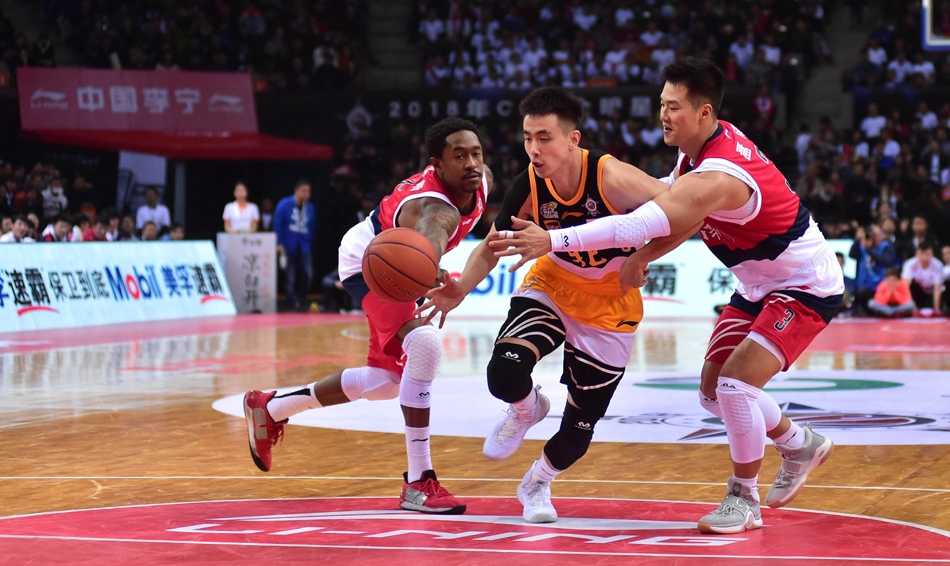 南区球员们围成一圈，紧紧靠在一起，高喊着口号互相鼓励，团队的力量在这一刻凝聚。