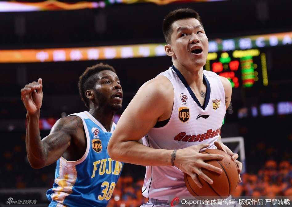 粤闽大战群星闪耀时:王哲林霸气隔扣,老将朱芳雨演巅峰绝技 广东队后卫赵睿在反击中如离弦之箭,面对空篮高高跃起,在空中调整姿态后稳健出手,动作舒展宛如在草原上驰骋的骑手。