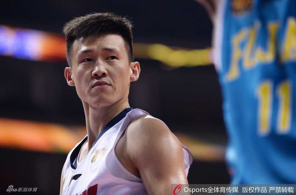 粤闽大战群星闪耀时:王哲林霸气隔扣,老将朱芳雨演巅峰绝技 广东队老将朱芳雨持球突破,尽管防守球员紧贴不放,但他凭借强壮的身体卡住身位,用标志性的节奏完成上篮,依稀可见当年MVP的风采。