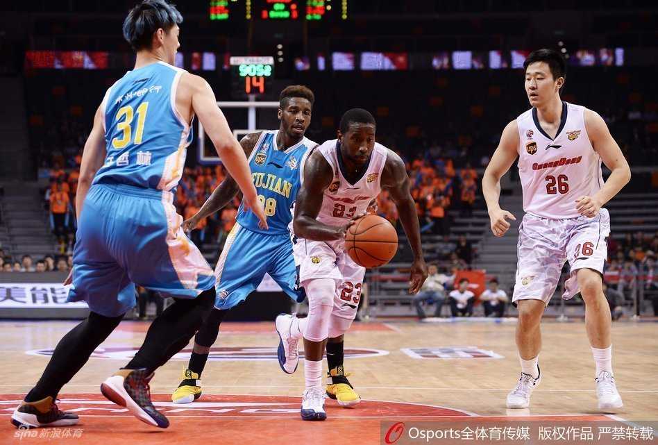 粤闽大战群星闪耀时:王哲林霸气隔扣,老将朱芳雨演巅峰绝技 广东队内线董瀚麟接队友妙传后,如猛虎下山般冲向篮筐,无视防守完成一记势大力沉的单手劈扣,展现了十足的爆发力和冲击力。