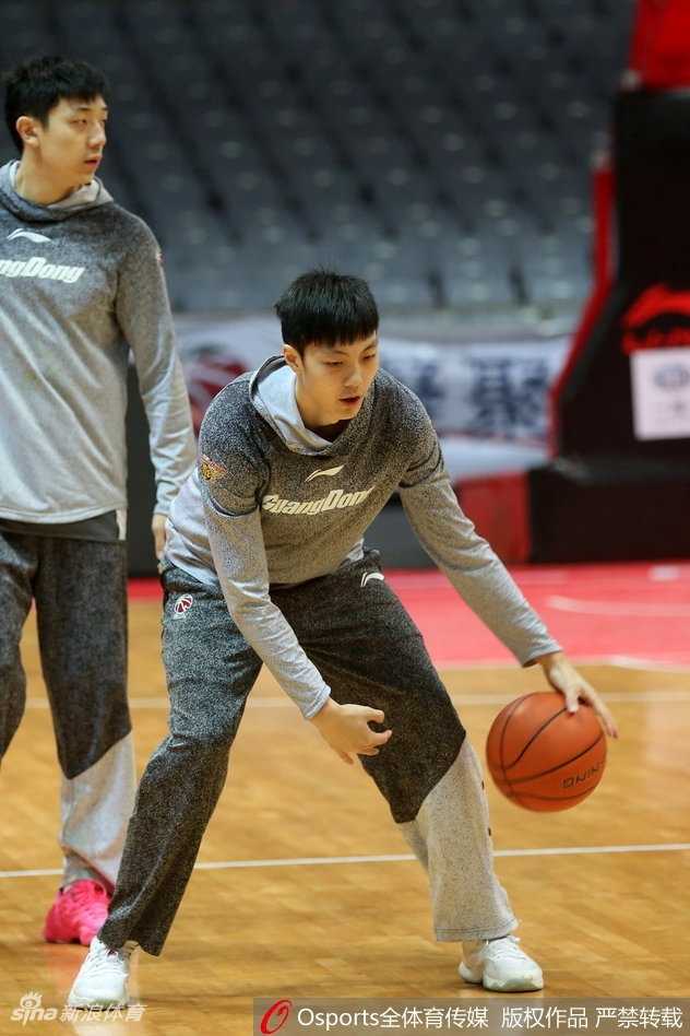 面对虚拟的防守人，赵睿坚决突破，身形舒展如雁，完成高难度上篮，杀气毕露。