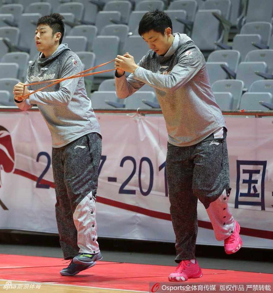 高速奔袭中，赵睿如一道黑色闪电，腾空而起，指尖轻挑，篮球划出美妙的弧线奔向篮筐。