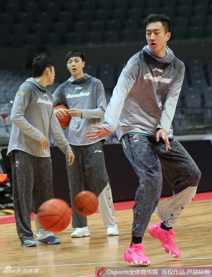 训练尾声，赵睿加练投篮，皮球空心入网，网花翻飞，仿佛预示着今晚比赛的火热手感。