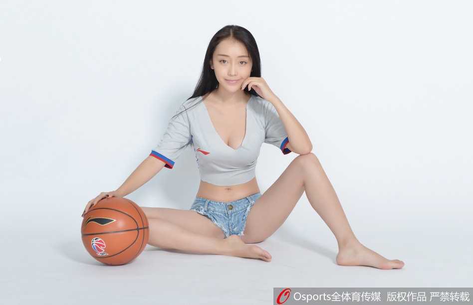 粤鲁焦点战前一抹亮色 篮球宝贝惊艳化身美女裁判 一位篮球宝贝低头看着手中的篮球,仿佛在思考接下来的“判罚”,她的侧脸线条柔和,裁判服胸前的口哨格外醒目,身后是正在热身的球员,动静之间构成一幅和谐的画面。