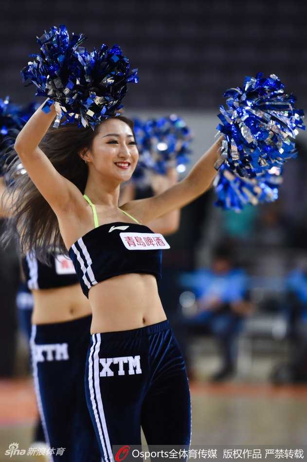 镜头拉近，这位扎着高马尾的啦啦队员正在聚光灯下专注表演，她的五官精致立体，身着的金色流苏上衣随着动感的音乐节奏摆动，回眸一瞥间，既有女团的飒爽，又不失东方女性的柔美。