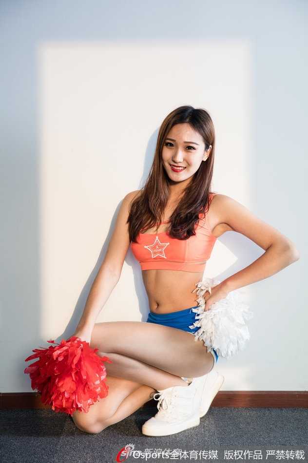 暖阳下的一抹紫金，长发飘飘的啦啦队员回眸一笑，发丝在光影中跳跃，仿佛将球场的热情带到了宁静的街角。