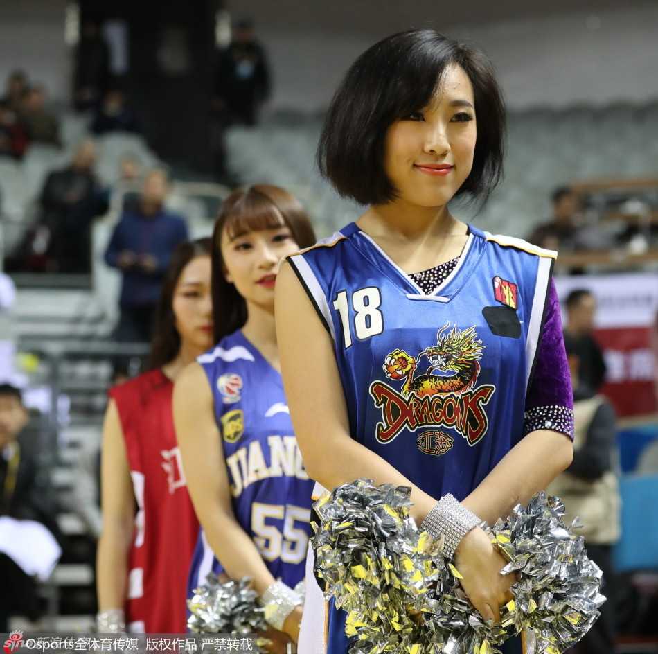 肯帝亚啦啦队环绕全场，与看台上“胡雪峰我们爱你”的横幅遥相呼应，紫色球衣汇聚成一股暖流，流淌在每一位见证者的心间。