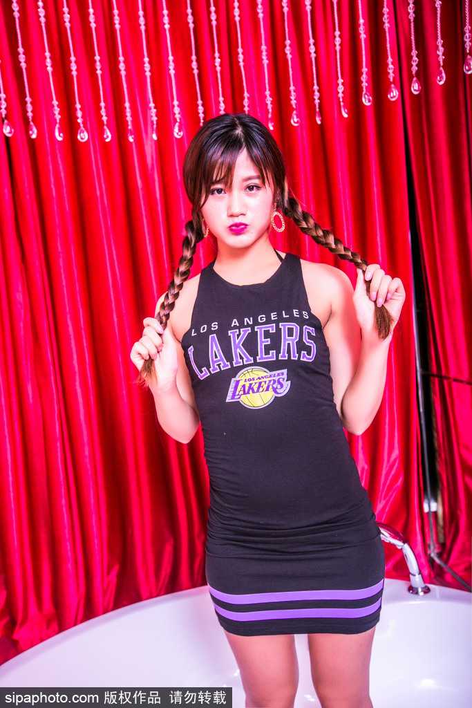 表演结束后，宝贝们在场边休息交流的抓拍，自然流露的甜美笑容和亲密互动，展现出团队像姐妹淘一样的真挚情谊