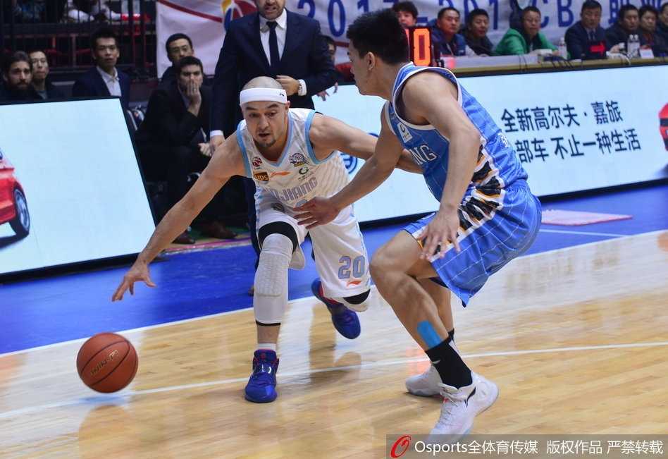 翟晓川奋力拼抢前场篮板，在新疆队多人合围下强行起跳补篮，展现了他作为国手的拼搏精神和强烈的求胜欲望。