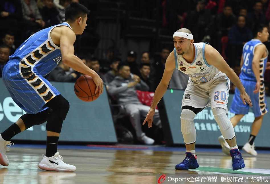 红山体育馆内灯火通明，新疆队与北京队球员蓄势待发，现场座无虚席，空气中弥漫着大战前的紧张气息。