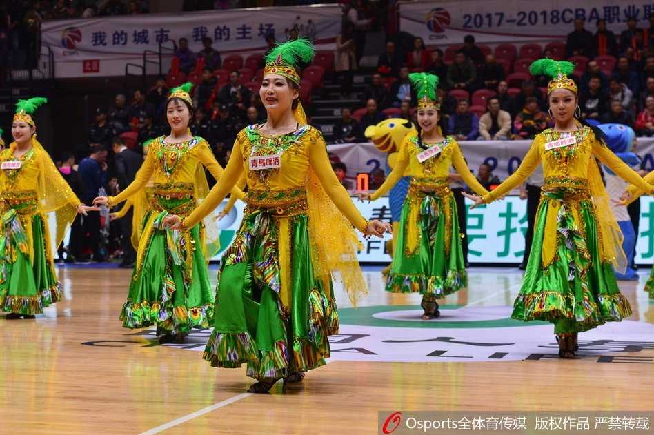 这位领舞的宝贝表情专注投入，华丽的服饰在灯光下熠熠生辉，完美诠释了竞技体育与艺术美学结合的魅力。