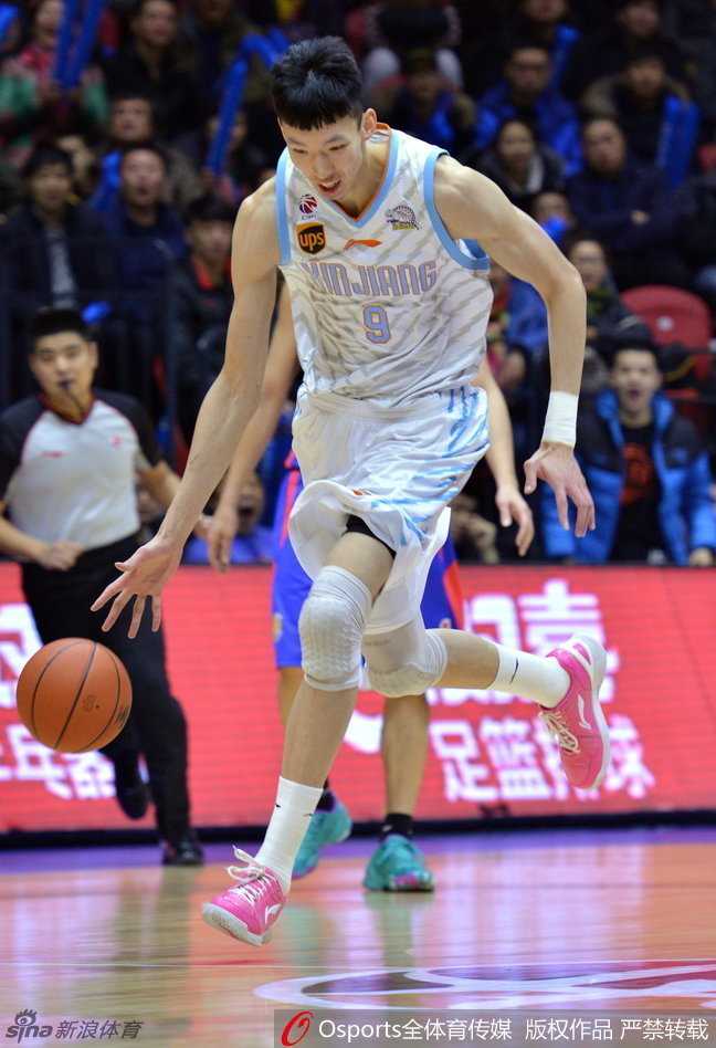 李根背身单打碾入禁区，肌肉线条紧绷如磐石，他用坦克式推进诠释着本土最强锋线的威力。