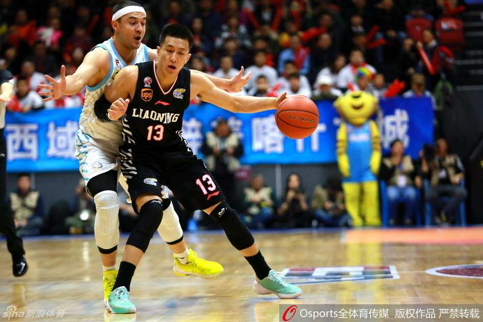 红山烽火再燃:新疆辽宁季后赛宿敌战,那些年的热血与拥抱 篮下巨灵神,周琦在辽宁队的严密防守下柔和出手投篮,身前的郭艾伦和身后的西热力江都在关注着这颗决定比赛走向的皮球。