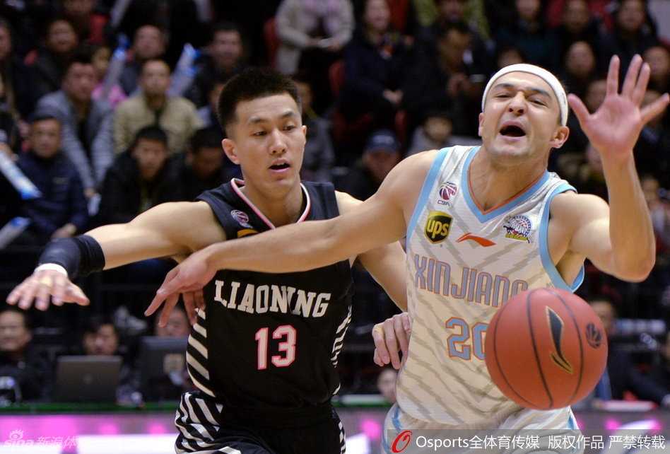 红山烽火再燃:新疆辽宁季后赛宿敌战,那些年的热血与拥抱 师徒情深,新疆队主帅李秋平在场边拉着西热力江细致讲解战术,眼神中充满信任与期待,这位外线尖兵是李指导战术体系中不可或缺的一环。