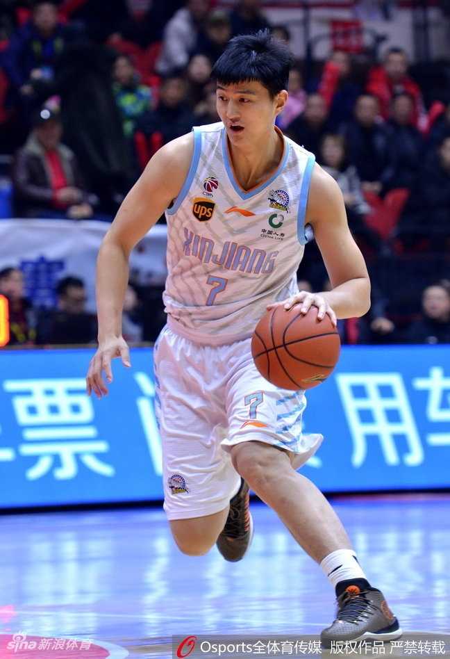 红山盛宴:新疆飞虎火力全开,同曦外援三叉戟难阻连胜步伐 新疆队球员在防守端筑起铜墙铁壁,用遮天蔽日的双臂死死罩住同曦外援的出手线路,肌肉碰撞的硝烟味仿佛能穿透屏幕。