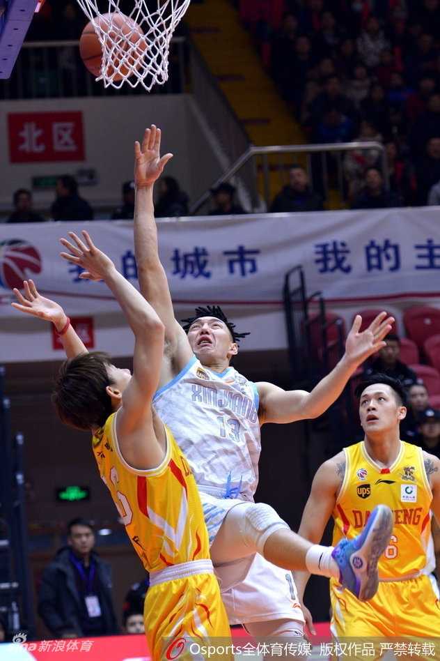 红山盛宴:新疆飞虎火力全开,同曦外援三叉戟难阻连胜步伐 新疆防守球员如八爪鱼般展开长臂,指尖几乎要触碰到同曦队巴赫拉米刚出手的皮球,这一瞬间的防守压迫感让整个空间都仿佛凝固了。