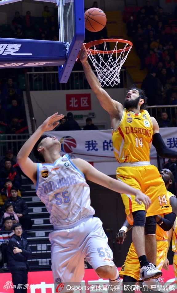 红山盛宴:新疆飞虎火力全开,同曦外援三叉戟难阻连胜步伐 同曦外援帕戈面对防守高高跃起,投出手中篮球的瞬间,他的眼神如鹰隼般锐利,死死盯着那决定命运的篮筐,三分线外弥漫着他此役八度穿针的杀气。