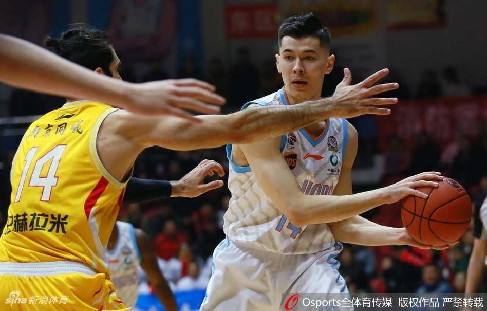 红山盛宴:新疆飞虎火力全开,同曦外援三叉戟难阻连胜步伐 新疆主场球迷们集体起欢呼雀跃,手臂如林海般挥舞,脸上洋溢的狂热笑容与场边闪烁的灯光交织,将魔鬼主场的恐怖氛围渲染到极致。