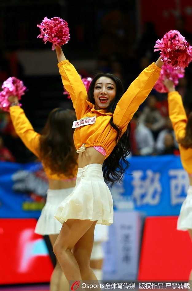 红山脚下的绚丽风景线:新疆篮球宝贝热舞点燃CBA赛场 新疆飞虎啦啦队的宝贝们身穿亮黄色短裙,在球场上整齐列队,高扎的马尾辫随着预备动作轻轻摆动,青春气息扑面而来。