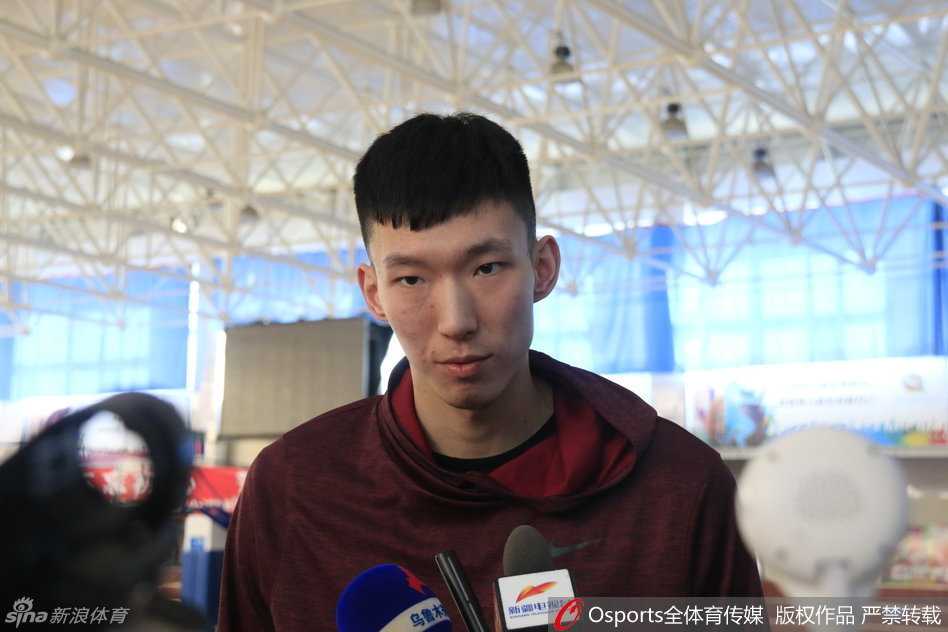 红山记忆:2017新疆男篮的荣耀与守望 结束训练的周琦被记者团团围住,他腼腆地低着头,倾听记者的提问。此时的他,正默默为登陆NBA做着最后的准备,眼神中既有对未来的憧憬,也有一丝对未知挑战的谨慎。