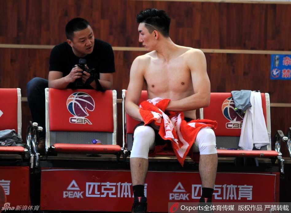 红山记忆:2017新疆男篮的荣耀与守望 主教练李秋平站在战术板前,对着仅剩的几名球员侃侃而谈。他的手势坚定有力,仿佛在说,冠军的卫冕之路虽然困难重重,但我们的方向绝不动摇。