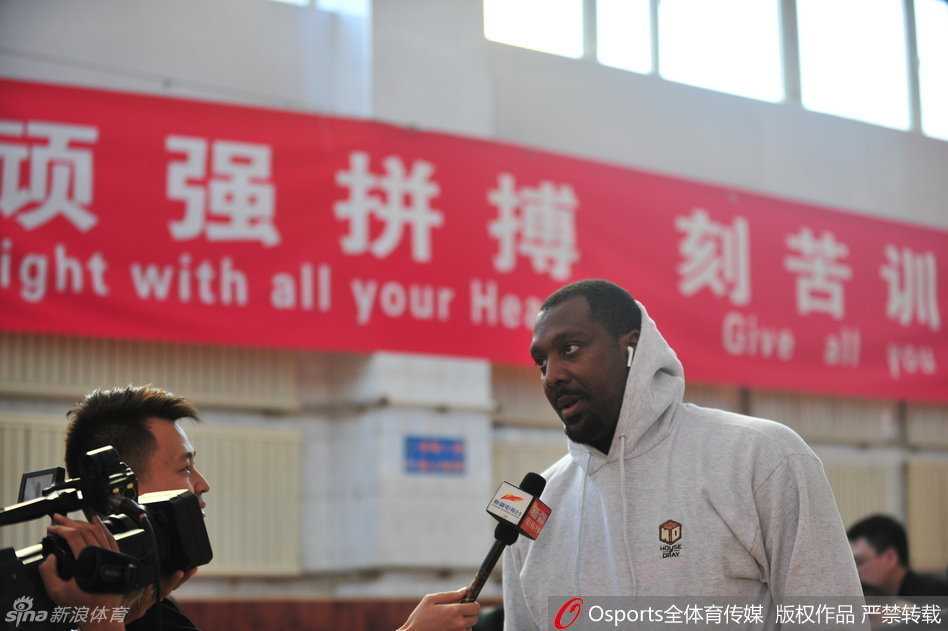 红山记忆:2017新疆男篮的荣耀与守望 更衣室的衣柜前,可兰白克正在更换被汗水浸透的训练服。他的动作利落而专注,即使只是日常换衣,也仿佛带着场上那股柯尔克孜族勇士般的血性与坚毅。