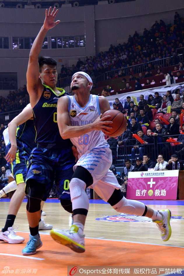 红山论剑:新疆飞虎撕裂华南虎,周琦制霸内线送五记大帽 西热力江像一把锋利的尖刀,加速突破广东队的双层防线,他的眼神里写满了对胜利的渴望。