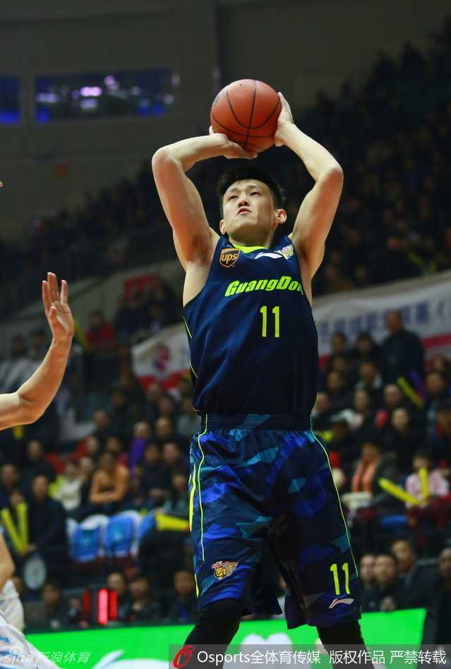 红山论剑:新疆飞虎撕裂华南虎,周琦制霸内线送五记大帽 周鹏在罚球线附近果断跳投,皮球划过一道完美的弧线,这是队长在球队困难时刻必须承担的责任。