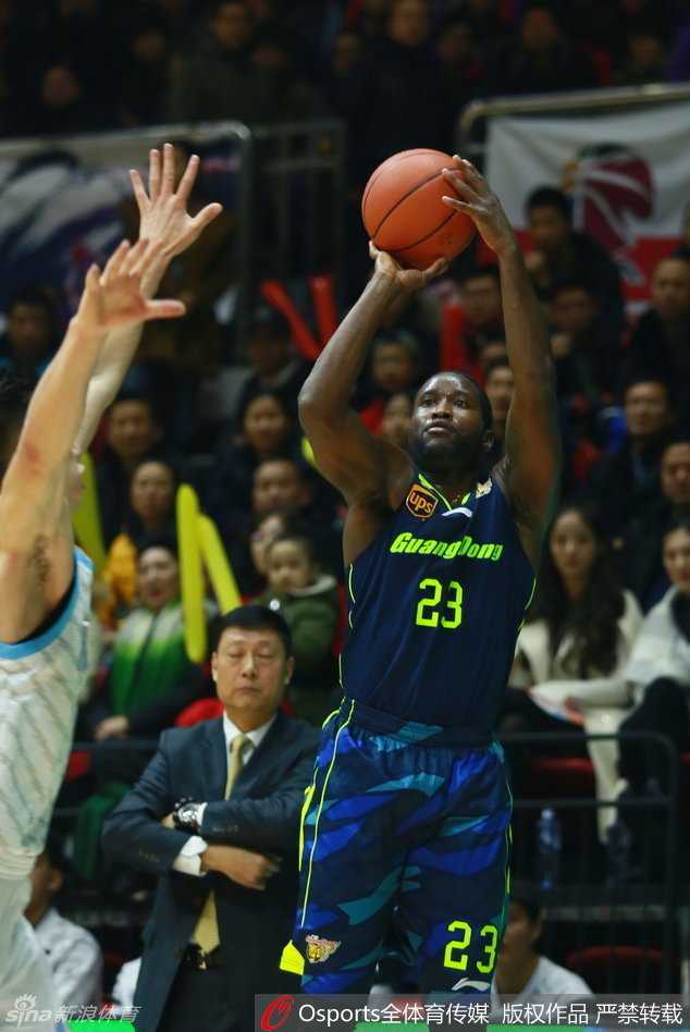 红山论剑:新疆飞虎撕裂华南虎,周琦制霸内线送五记大帽 赵睿灵机一动,犹如一道闪电突然启动,撕破新疆队的防线,他的突破是广东队最犀利的武器。