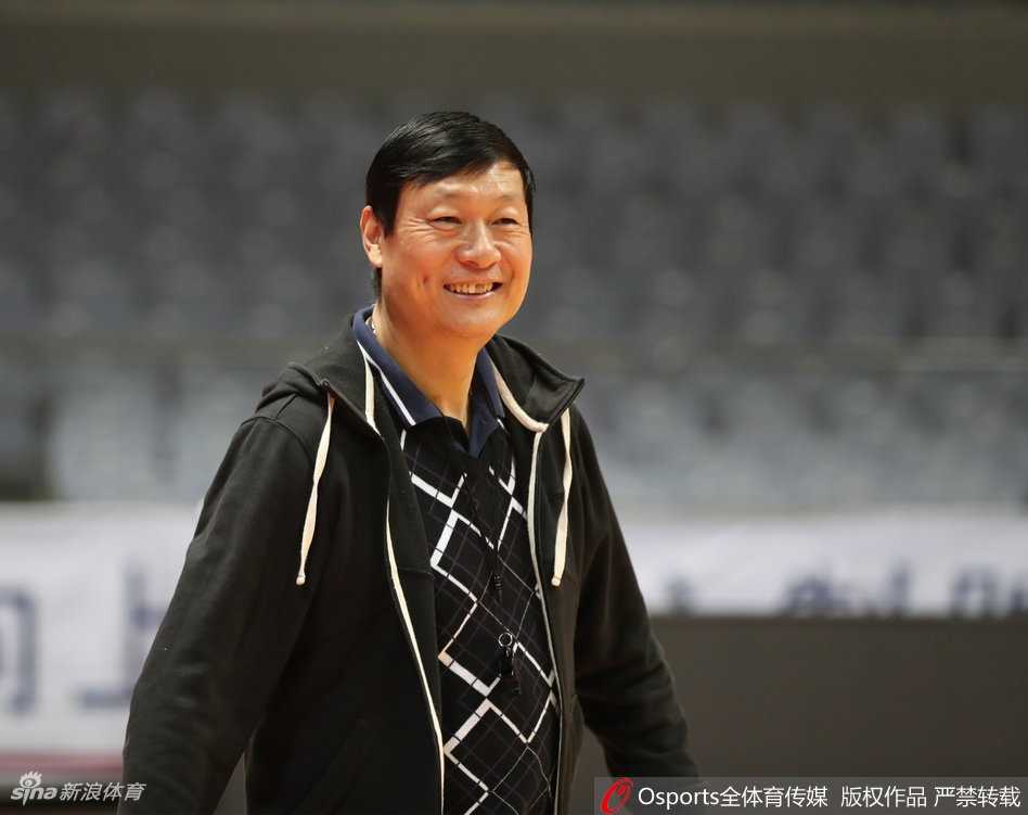 红山飞虎潜心砺剑,新疆男篮力拼常规赛关键轮次 内线悍将孙桐林在低位要球,肌肉线条分明,他在对抗中强行转身,展现出了近期火热的竞技状态。