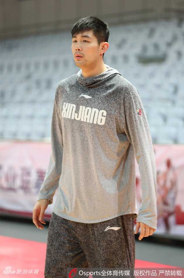 红山飞虎潜心砺剑,新疆男篮力拼常规赛关键轮次 新疆男篮核心外援亚当斯在训练中眼神坚毅,高强度运球后跳起投篮,汗水在空中划出晶莹的弧线。