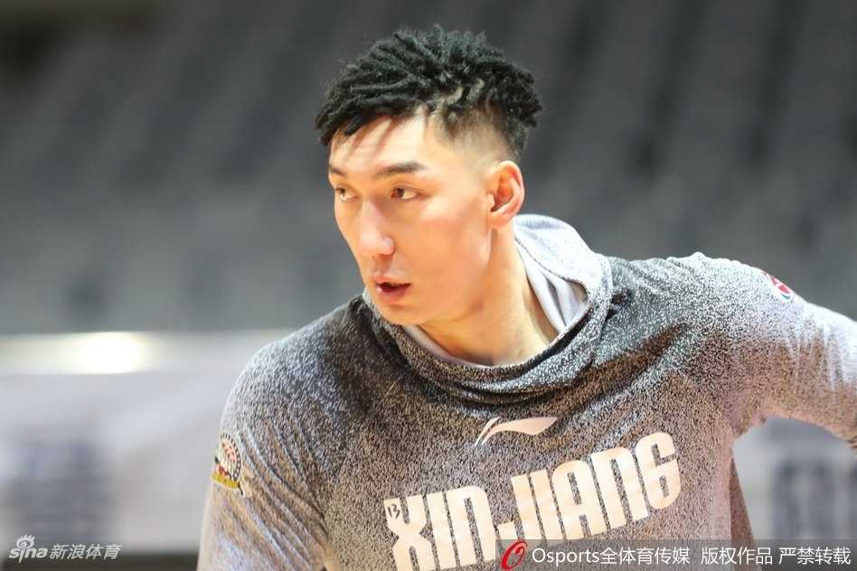 红山飞虎潜心砺剑,新疆男篮力拼常规赛关键轮次 队长可兰白克·马坎在底角稳稳出手三分,眼神如鹰隼般锐利,作为球队的外线防守大闸,他的进攻同样不可或缺。