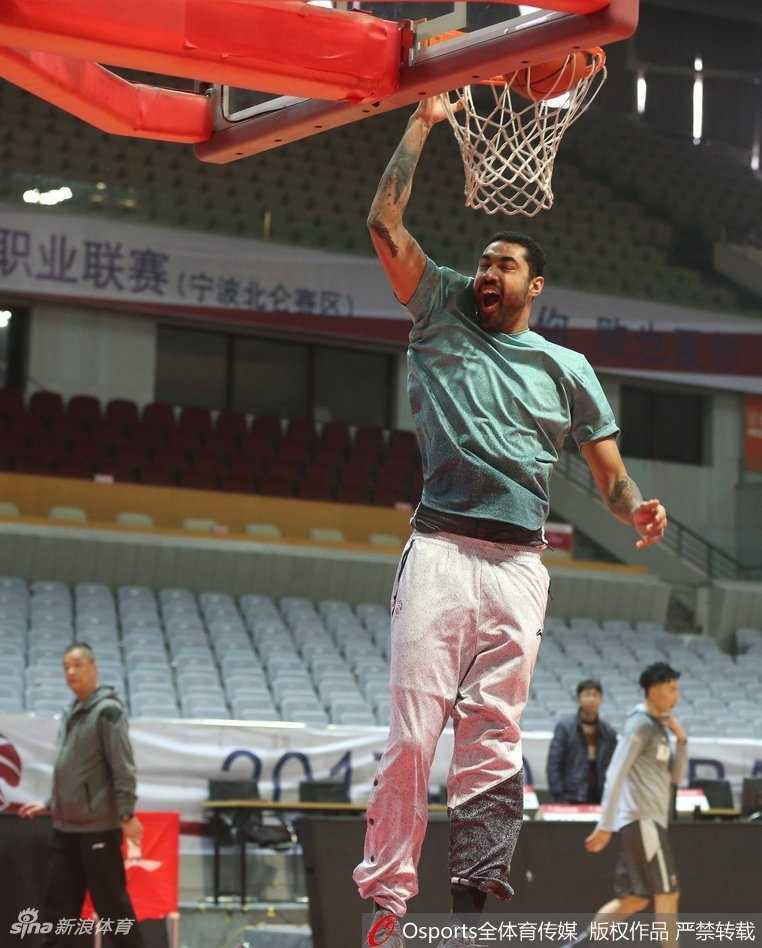 红山飞虎潜心砺剑,新疆男篮力拼常规赛关键轮次 主帅李秋平双手抱胸站在场边神情严肃地观察着训练,他的目光如炬,正精心雕琢着这支铁军的每一个战术细节。