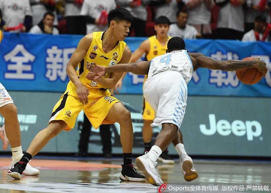 新疆队小外援亚当斯在重重包围之下，如孤胆英雄一般强行出手投篮，眼神中透着必胜的杀气与坚定。